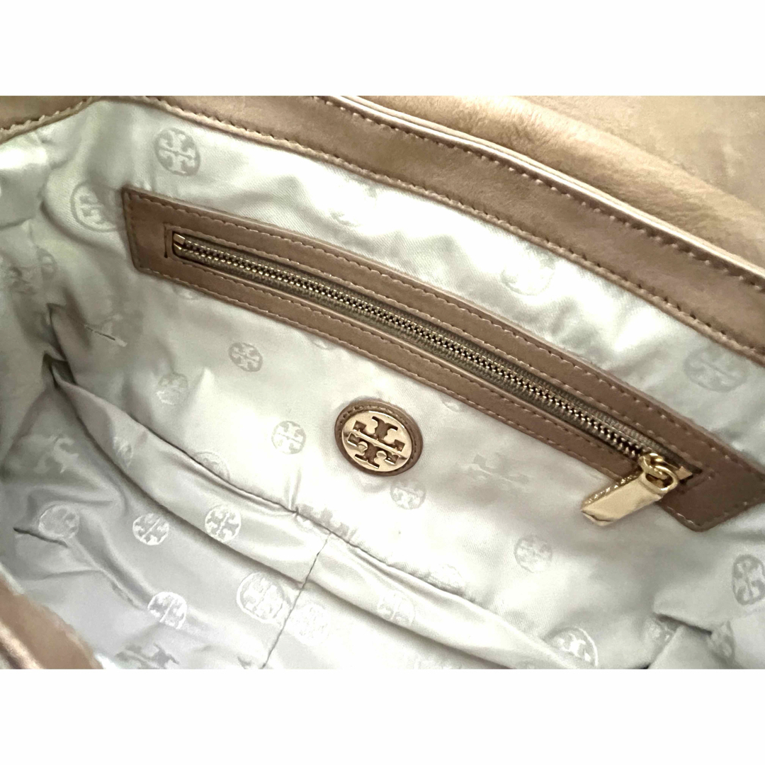 Tory Burch(トリーバーチ)のTORY BURCHトリーバーチ　ハンドバッグ　ベージュ　チェーン　ゴールド金具 レディースのバッグ(ハンドバッグ)の商品写真