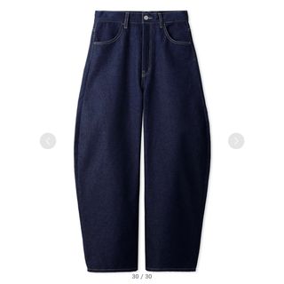 エミ(emmi)のemmi カーブシルエットデニムパンツ　新品(デニム/ジーンズ)