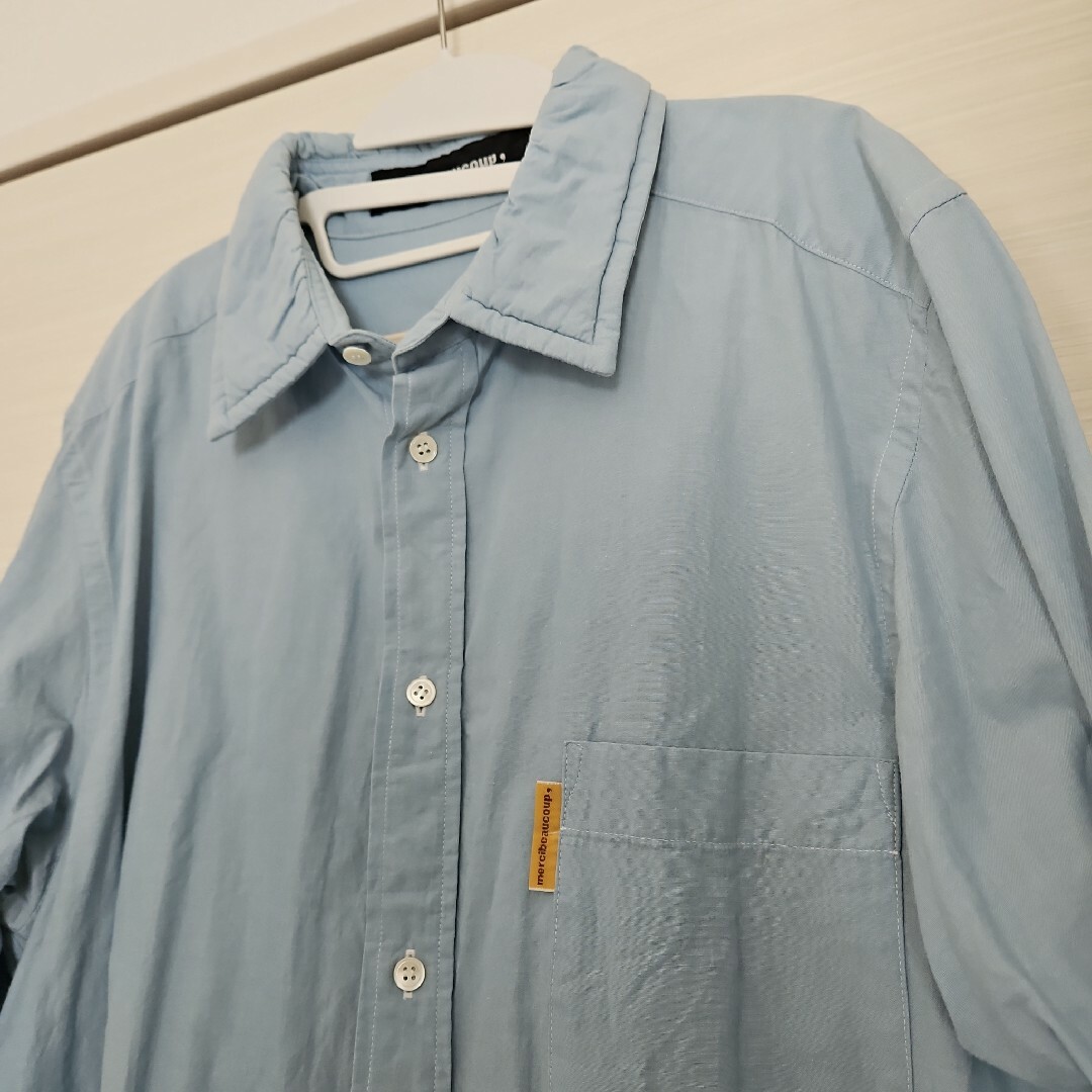 mercibeaucoup(メルシーボークー)の【メルシーボークー】襟に綿がつまった少し変わった薄いブルーのシャツ メンズのトップス(シャツ)の商品写真
