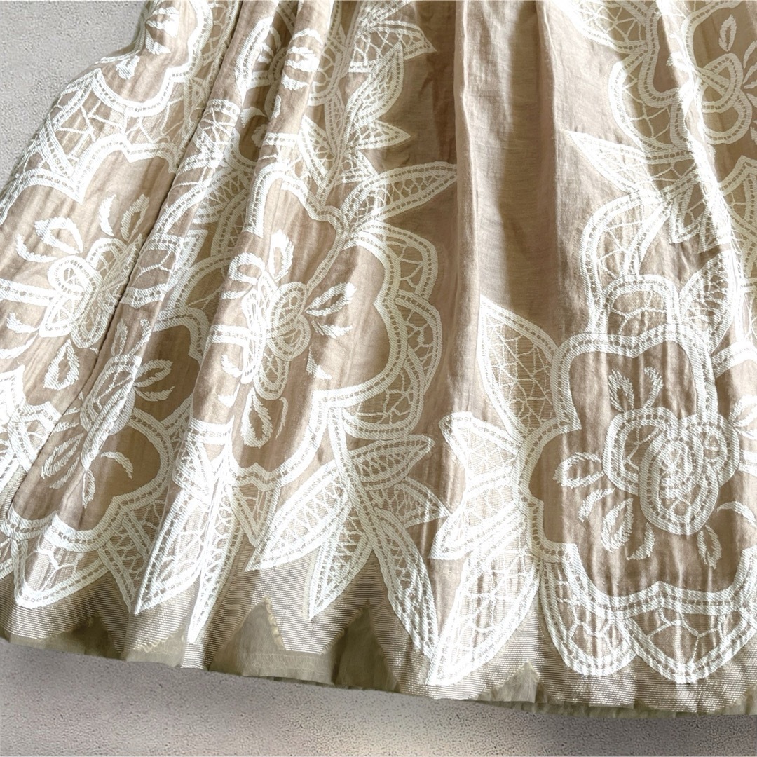 SHELVO 繊細・豪華 刺繍 レース ロングスカート ベージュ M〜L レディースのスカート(ロングスカート)の商品写真