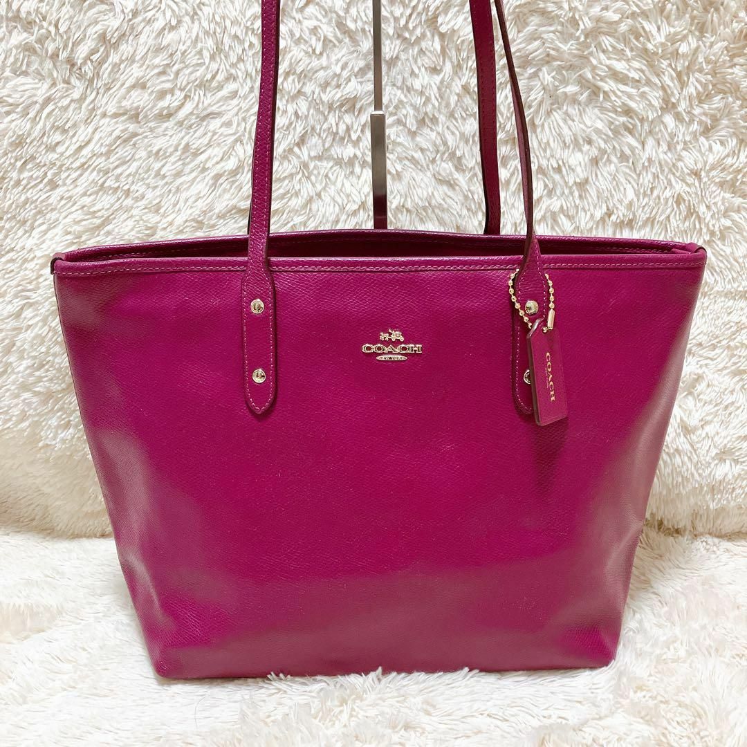 COACH(コーチ)の【美品】コーチ トートバッグ ハンドバッグ  チャーム 船形 大容量 パープル レディースのバッグ(トートバッグ)の商品写真