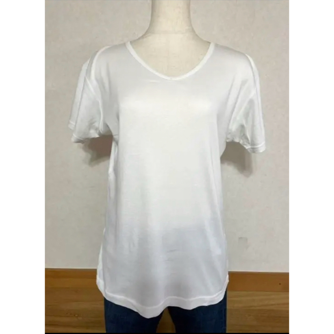 6-51  シンプルなVネック白Tシャツ レディースのトップス(Tシャツ(半袖/袖なし))の商品写真