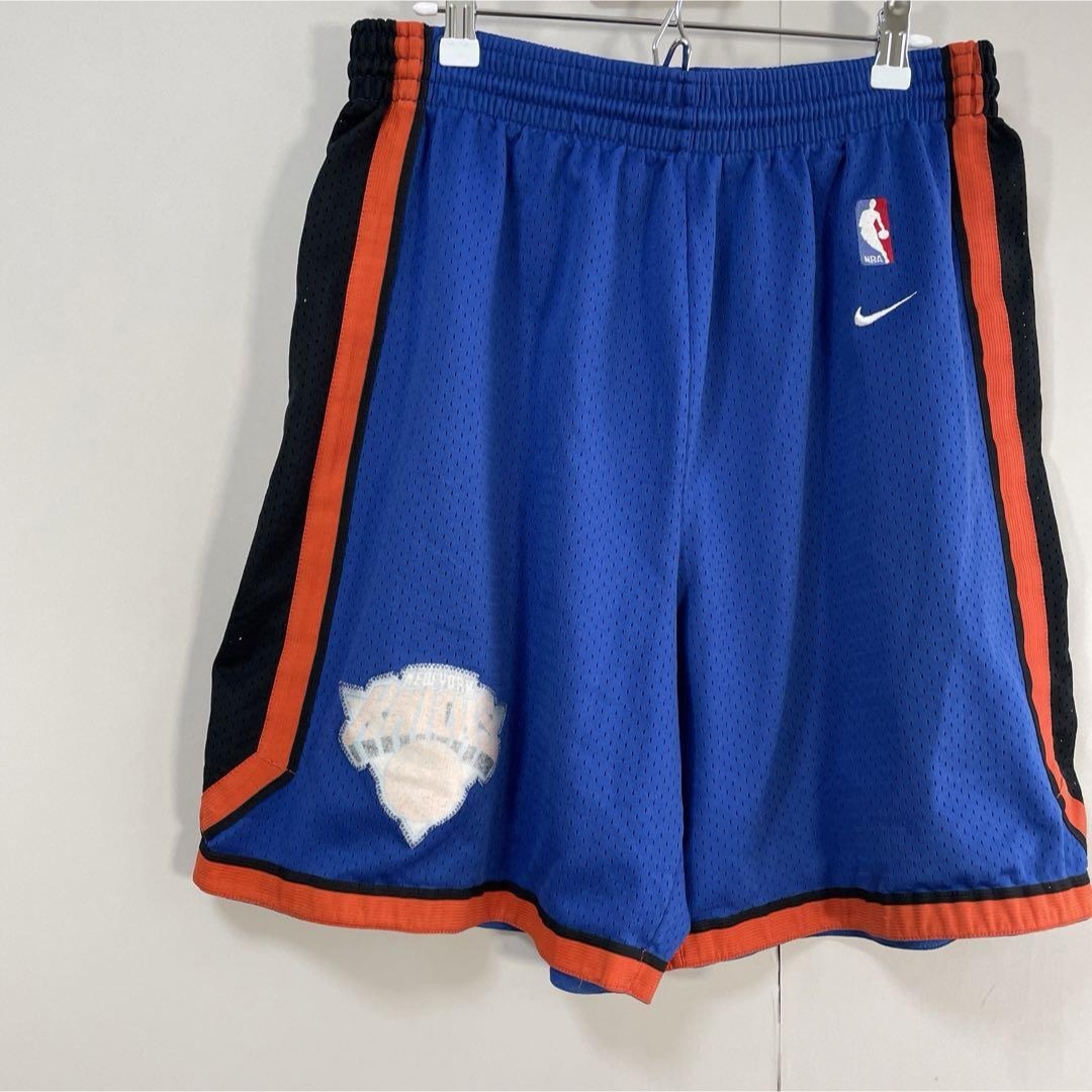 NIKE(ナイキ)の【刺繍ロゴ、ゲームパンツ】NIKE NBA KNICKS刺繍ロゴショートパンツ メンズのパンツ(ショートパンツ)の商品写真