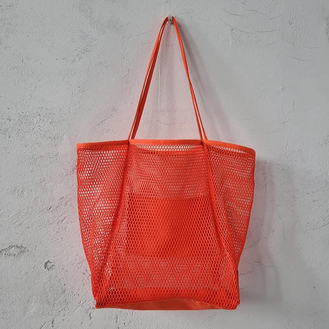新品 メッシュ トートBag 透け感 肩掛け 大容量 プール 海 オレンジ 外出 レディースのバッグ(トートバッグ)の商品写真