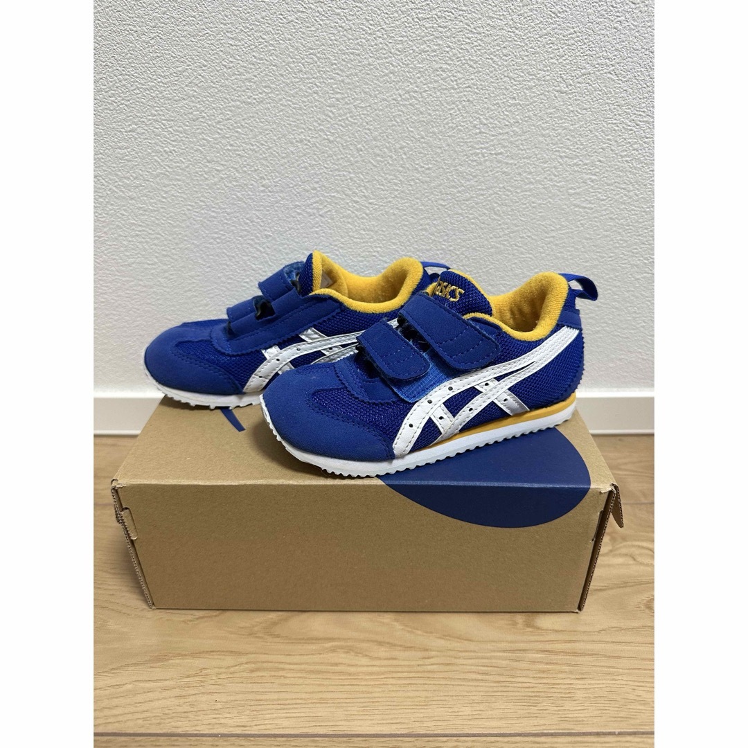 asics(アシックス)のアシックス スニーカー 男の子 キッズ/ベビー/マタニティのキッズ靴/シューズ(15cm~)(スニーカー)の商品写真