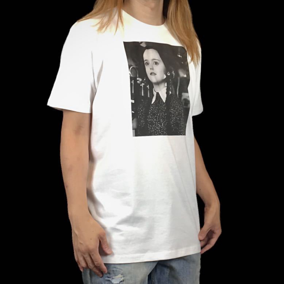 新品 アダムスファミリー 長女 ウェンズデー ホラー 少女 不気味笑い Tシャツ メンズのトップス(Tシャツ/カットソー(半袖/袖なし))の商品写真