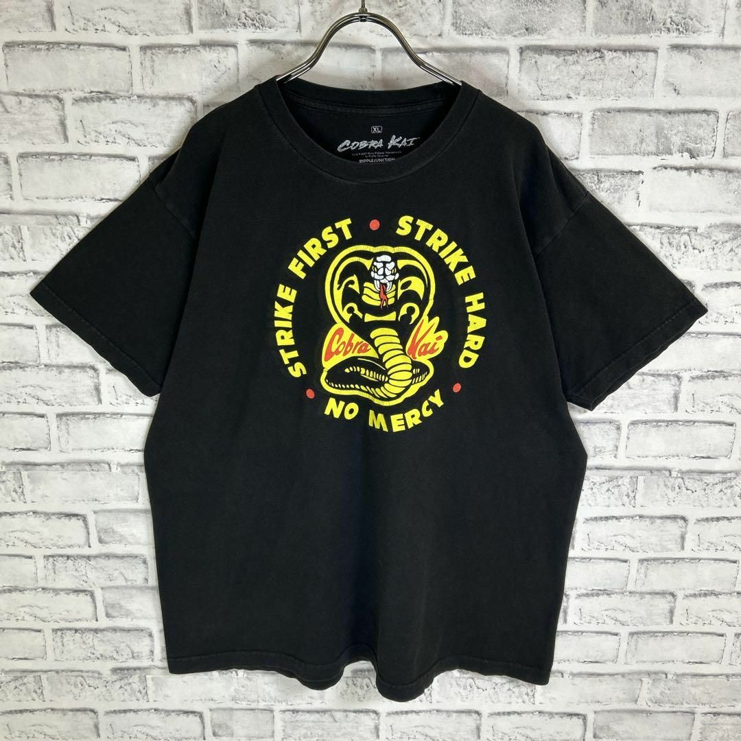 TV&MOVIE(ティービーアンドムービー)のCobra Kai コブラ会 サークルロゴ Nシリーズ Tシャツ 半袖 輸入品 メンズのトップス(Tシャツ/カットソー(半袖/袖なし))の商品写真