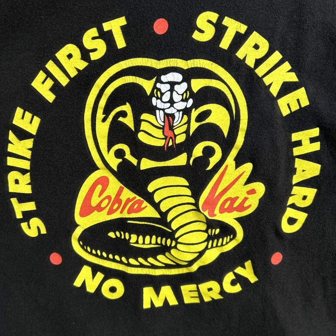 TV&MOVIE(ティービーアンドムービー)のCobra Kai コブラ会 サークルロゴ Nシリーズ Tシャツ 半袖 輸入品 メンズのトップス(Tシャツ/カットソー(半袖/袖なし))の商品写真