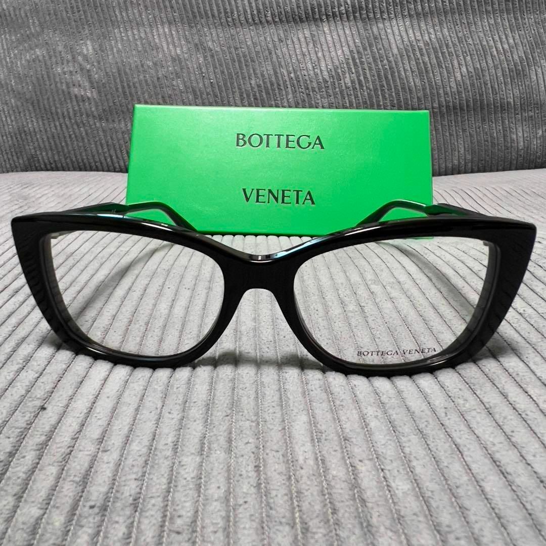 Bottega Veneta(ボッテガヴェネタ)の新品未使用 BOTTEGA VENETA  レディース メガネフレーム  黒縁 レディースのファッション小物(サングラス/メガネ)の商品写真