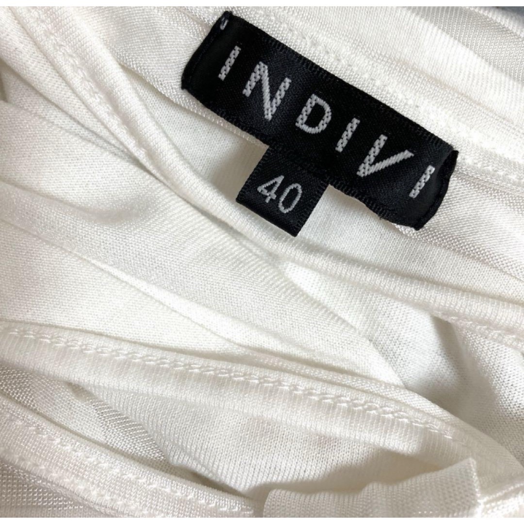 INDIVI(インディヴィ)の美品　INDIVI  インディヴィ　白　ドレープ　カットソー　プルオーバー レディースのトップス(Tシャツ(半袖/袖なし))の商品写真