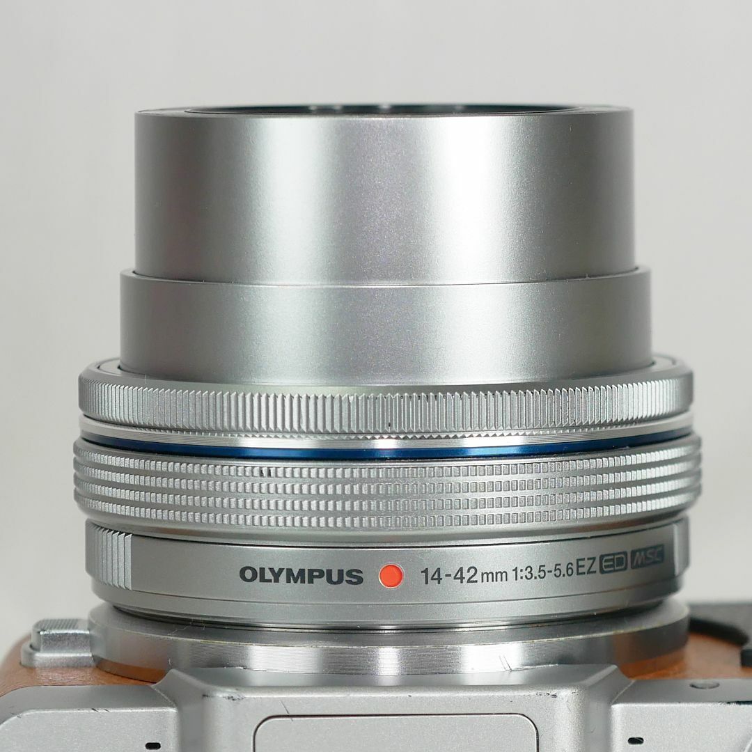 OLYMPUS(オリンパス)のオリンパス 電動パンケーキレンズ M.ZUIKO 14-42mm シルバー スマホ/家電/カメラのカメラ(レンズ(ズーム))の商品写真