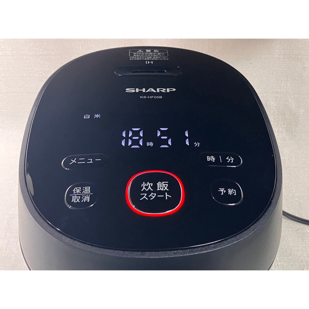 SHARP(シャープ)のシャープ炊飯器 3合 IH式 PLAINLY 匠の火加減 KS-HF05B-B スマホ/家電/カメラの調理家電(炊飯器)の商品写真