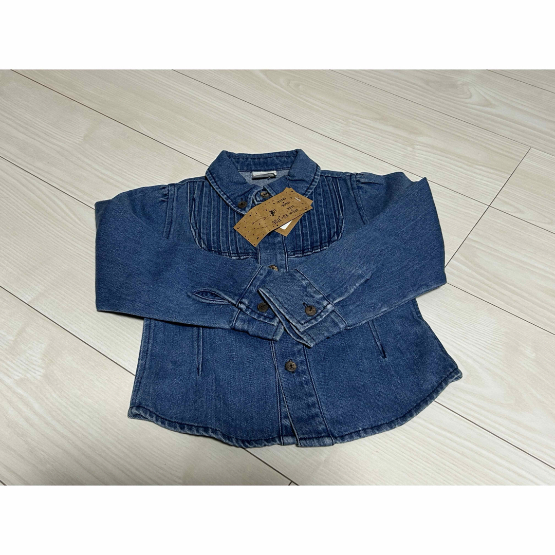 【新品】デニムシャツ　100センチ キッズ/ベビー/マタニティのキッズ服女の子用(90cm~)(ジャケット/上着)の商品写真