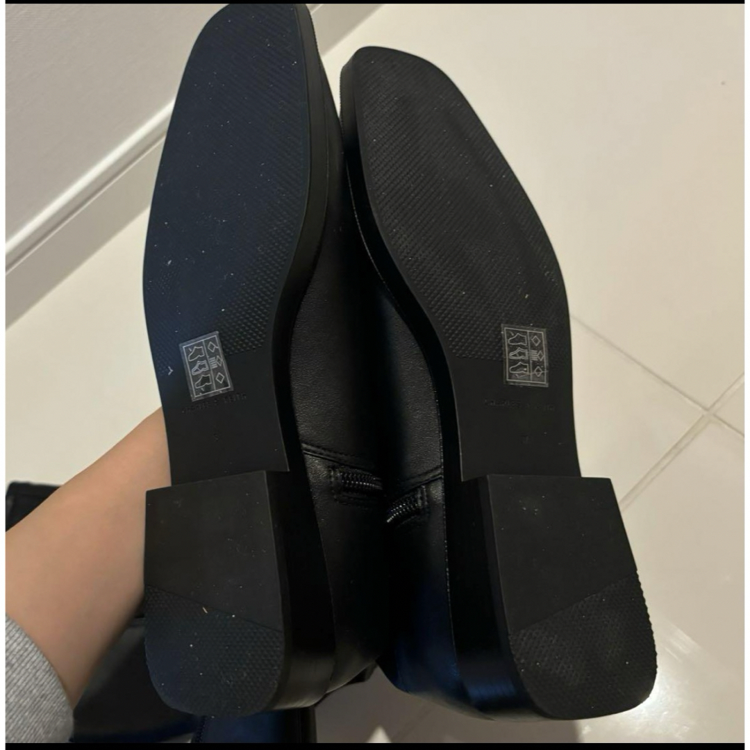 Charles and Keith(チャールズアンドキース)のチャールズアンドキース　ロングフラットブーツ　ブラック　23.5cm レディースの靴/シューズ(ブーツ)の商品写真