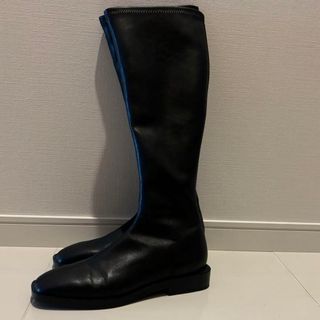 チャールズアンドキース(Charles and Keith)のチャールズアンドキース　ロングフラットブーツ　ブラック　23.5cm(ブーツ)