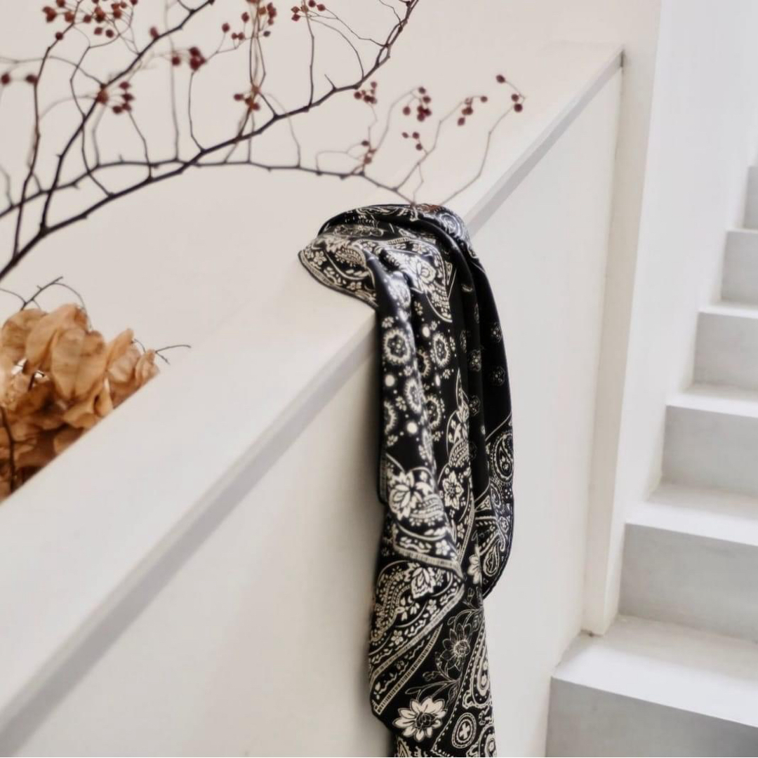 新品　シルクスカーフ　黒 バンダナ風  長方形　夏小物　流行り　上品 レディースのファッション小物(ストール/パシュミナ)の商品写真