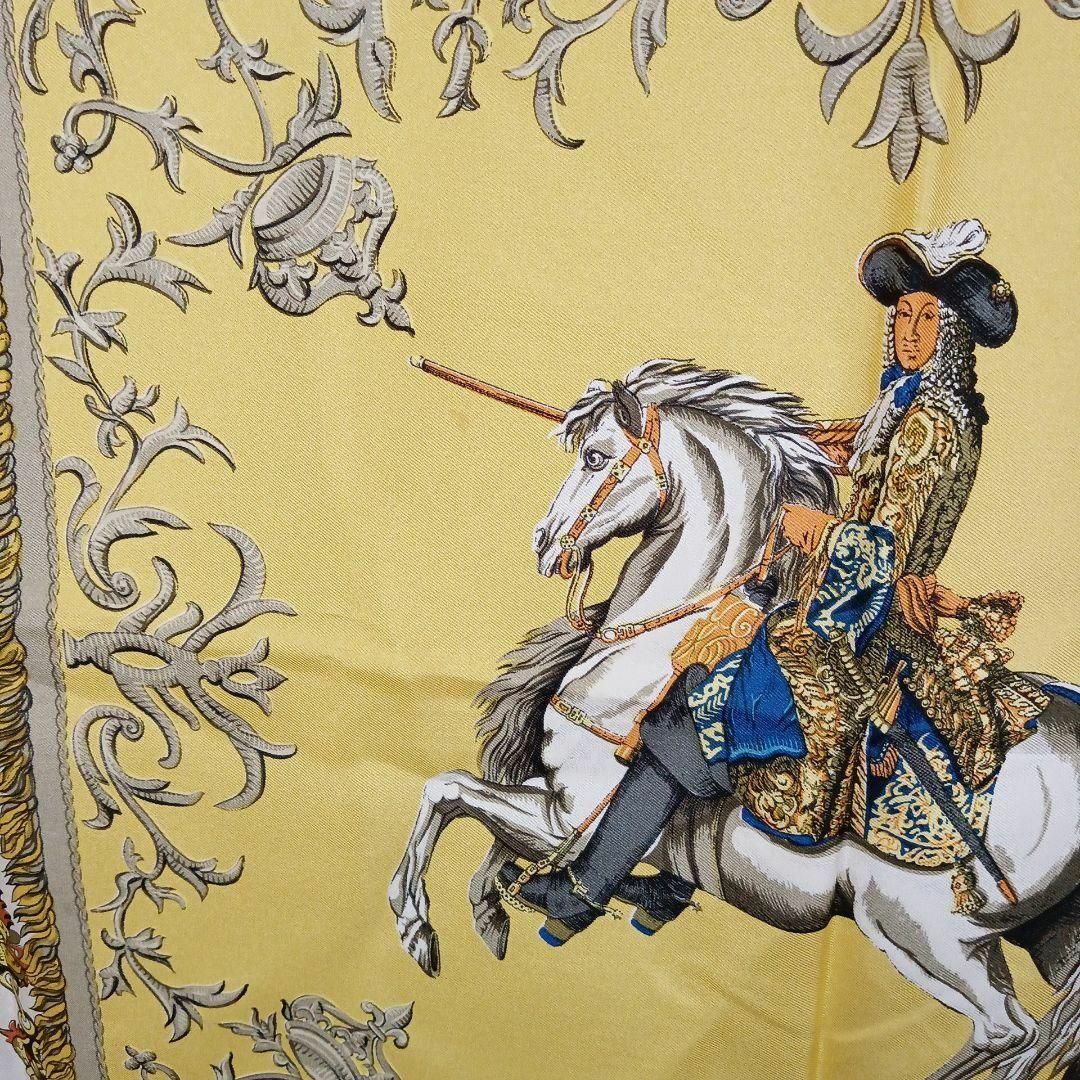 Hermes(エルメス)のき441美品　エルメス　90カレ　スカーフ　白い馬に跨ったルイ14世　イエロー レディースのファッション小物(バンダナ/スカーフ)の商品写真