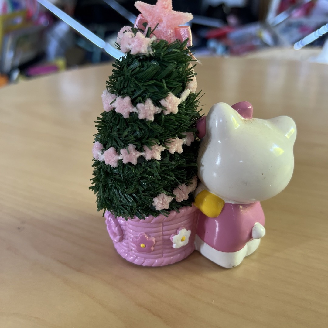 サンリオ(サンリオ)のキティ 陶器 置き物 クリスマスツリー エンタメ/ホビーのおもちゃ/ぬいぐるみ(キャラクターグッズ)の商品写真