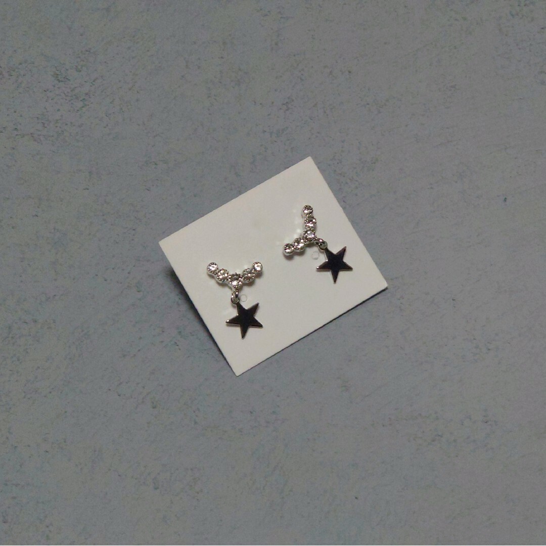【新品未使用】星付きカーブピアス　シルバー　アクセサリー レディースのアクセサリー(ピアス)の商品写真