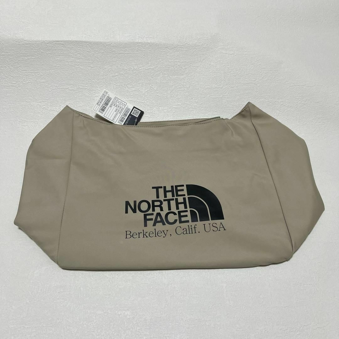 THE NORTH FACE(ザノースフェイス)の【正規品】ノースフェイス　韓国限定　ビッグロゴ　ショルダーバッグ　ベージュ レディースのバッグ(ショルダーバッグ)の商品写真