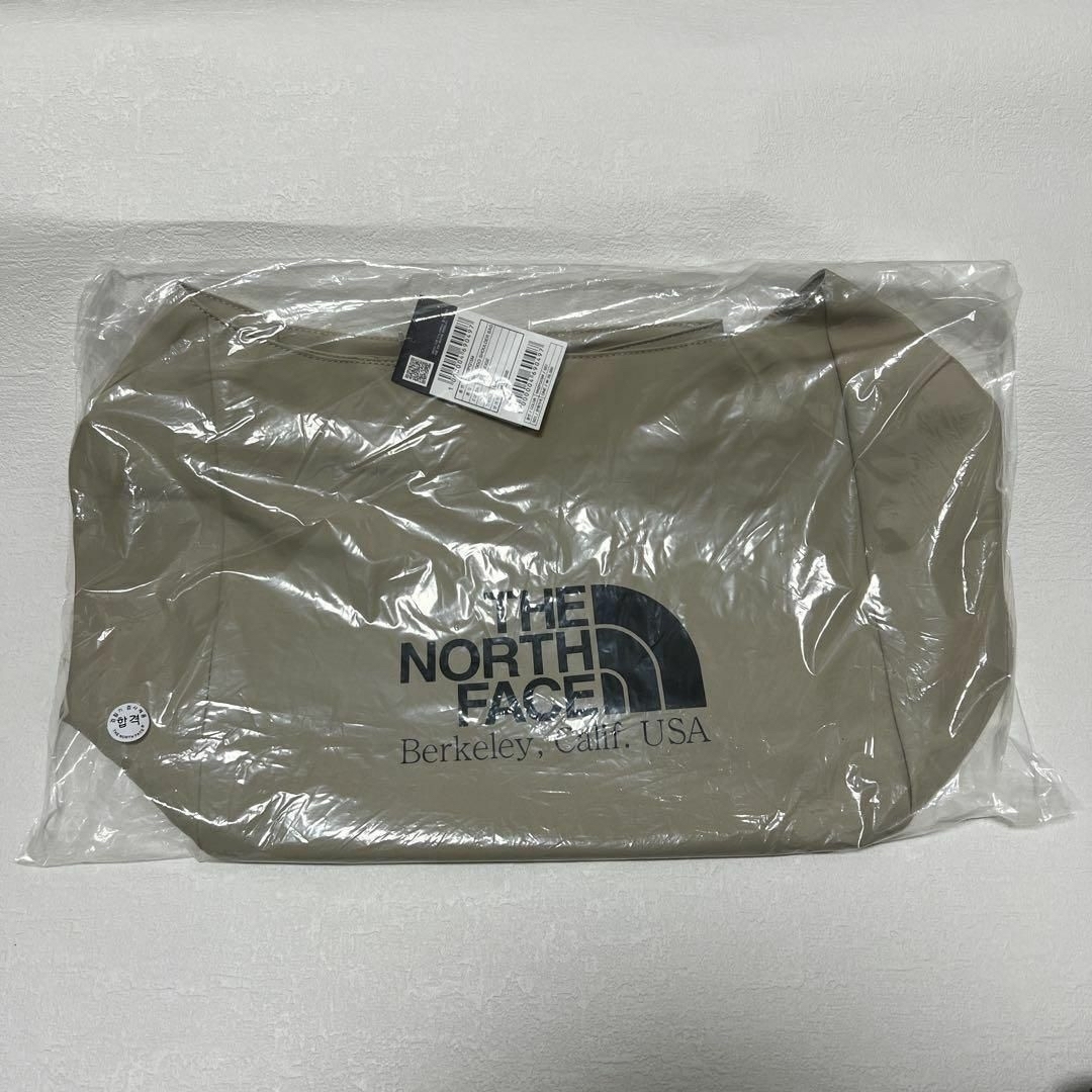 THE NORTH FACE(ザノースフェイス)の【正規品】ノースフェイス　韓国限定　ビッグロゴ　ショルダーバッグ　ベージュ レディースのバッグ(ショルダーバッグ)の商品写真