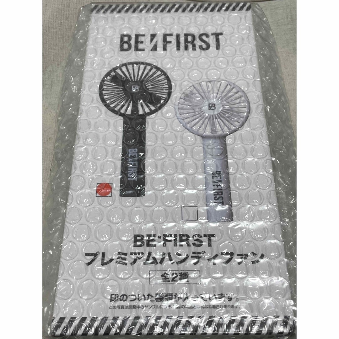 BE:FIRST(ビーファースト)のBE:FIRST プレミアムハンディファン黒 スマホ/家電/カメラの冷暖房/空調(扇風機)の商品写真