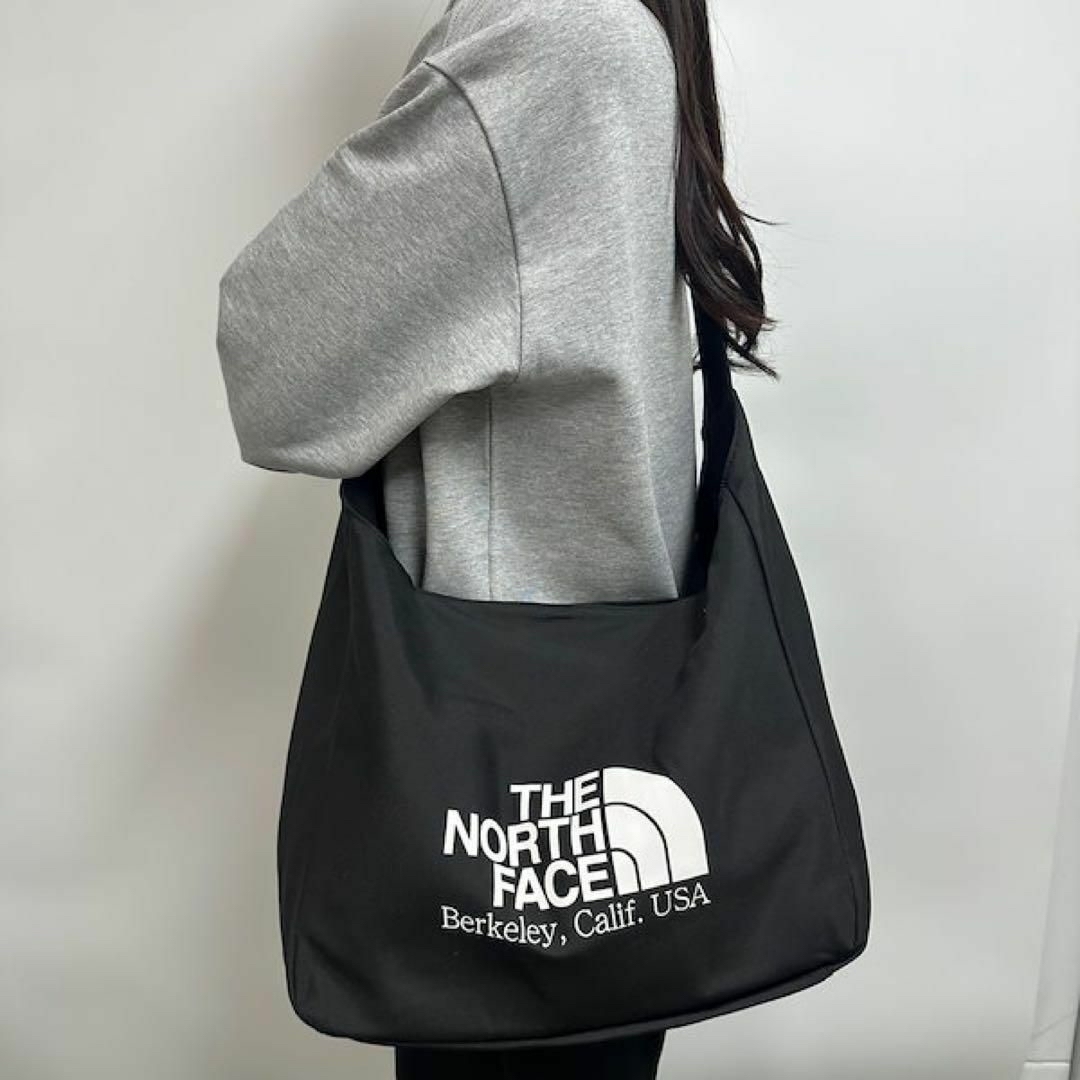 THE NORTH FACE(ザノースフェイス)の【正規品】韓国限定　ノースフェイス　ブラック　ビッグロゴショルダーバッグ レディースのバッグ(ショルダーバッグ)の商品写真