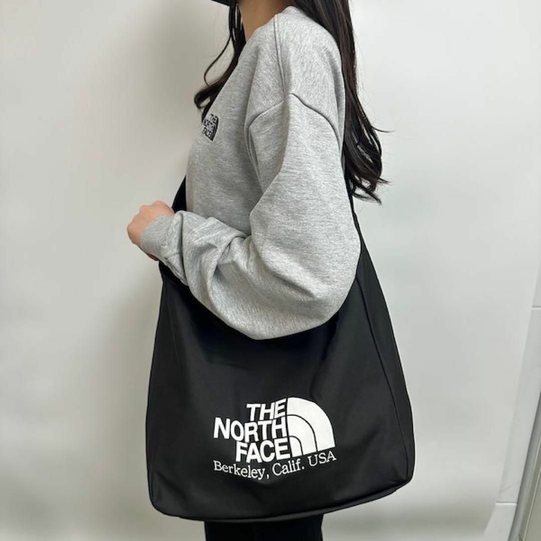 THE NORTH FACE(ザノースフェイス)の【正規品】韓国限定　ノースフェイス　ブラック　ビッグロゴショルダーバッグ レディースのバッグ(ショルダーバッグ)の商品写真