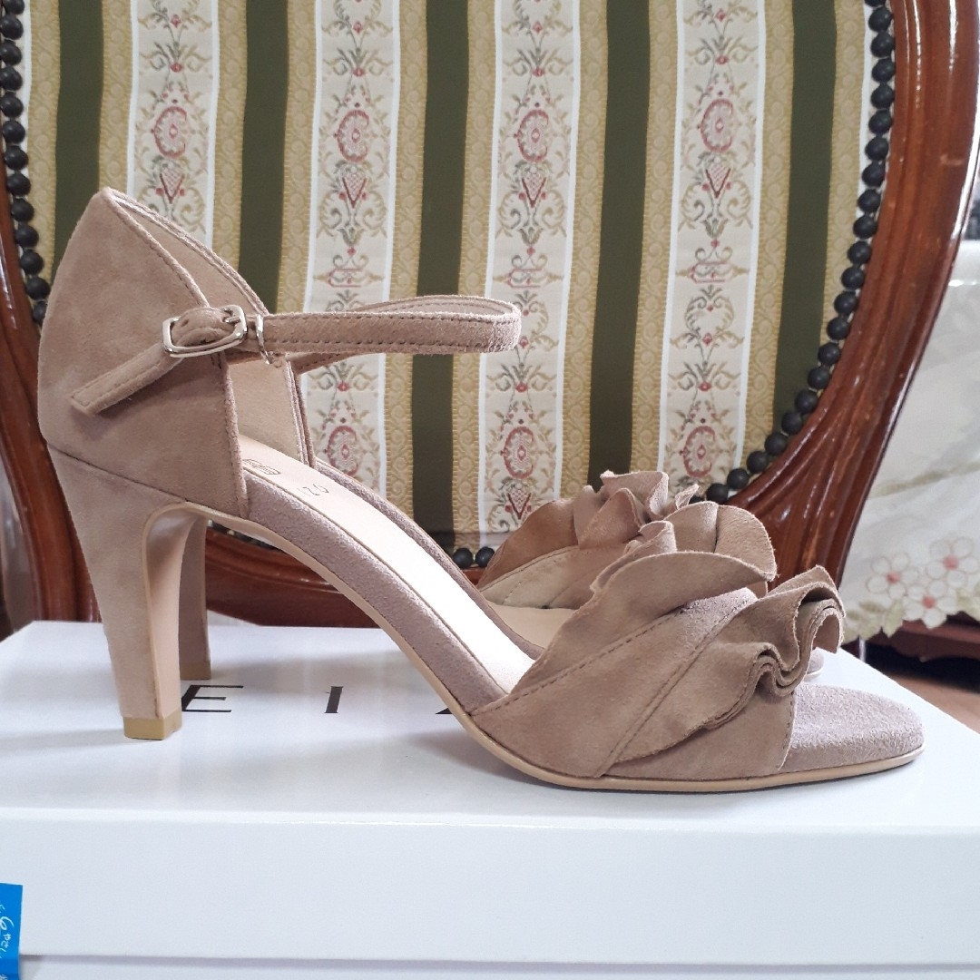 EIZO(エイゾー)の新品EIZOエイゾー　サンダル22㎝　ベージュ　フリル レディースの靴/シューズ(サンダル)の商品写真