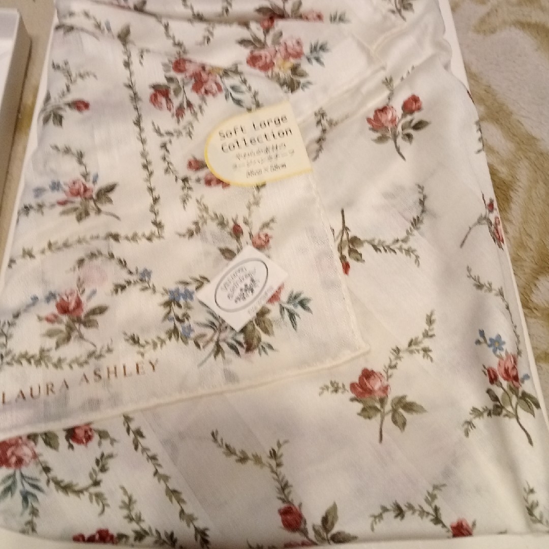 LAURA ASHLEY(ローラアシュレイ)のハンカチ　3枚 レディースのファッション小物(ハンカチ)の商品写真