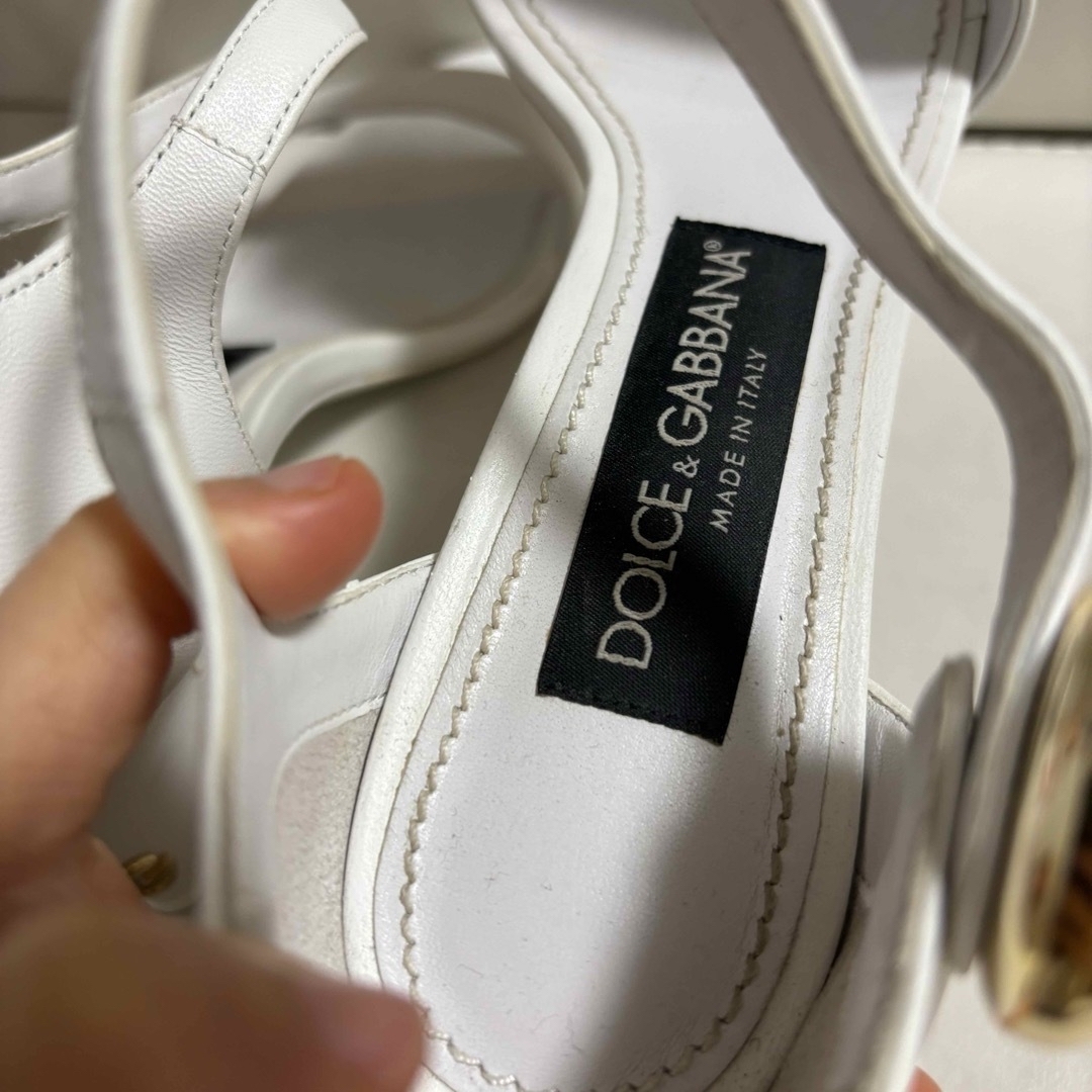 DOLCE&GABBANA(ドルチェアンドガッバーナ)のドルチェ&ガッバーナ　ホワイトレザー　ゴールドロゴ　サンダル　アイコン レディースの靴/シューズ(サンダル)の商品写真