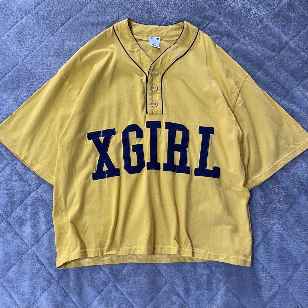 X-girl(エックスガール)のエックスガール　ベースボールシャツ　ゆるだぼ　デカロゴ　イエロー　XL レディースのトップス(シャツ/ブラウス(半袖/袖なし))の商品写真