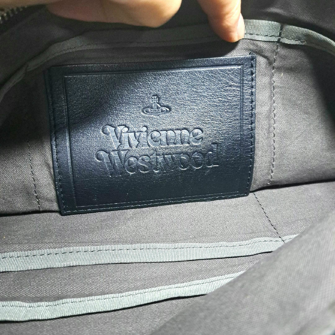 Vivienne Westwood(ヴィヴィアンウエストウッド)のヴィヴィアンウエストウッド クラッチバッグ オーブ型押し 黒 レザー 極美品 レディースのバッグ(クラッチバッグ)の商品写真