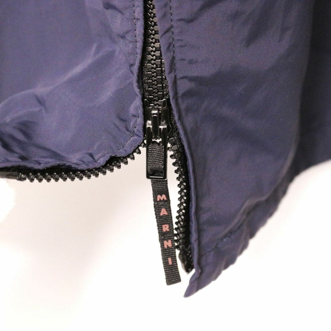 Marni(マルニ)のマルニ 42 マイクロファイユ ウィンドブレーカー ジップアップ　トップス 紺 レディースのジャケット/アウター(ポンチョ)の商品写真