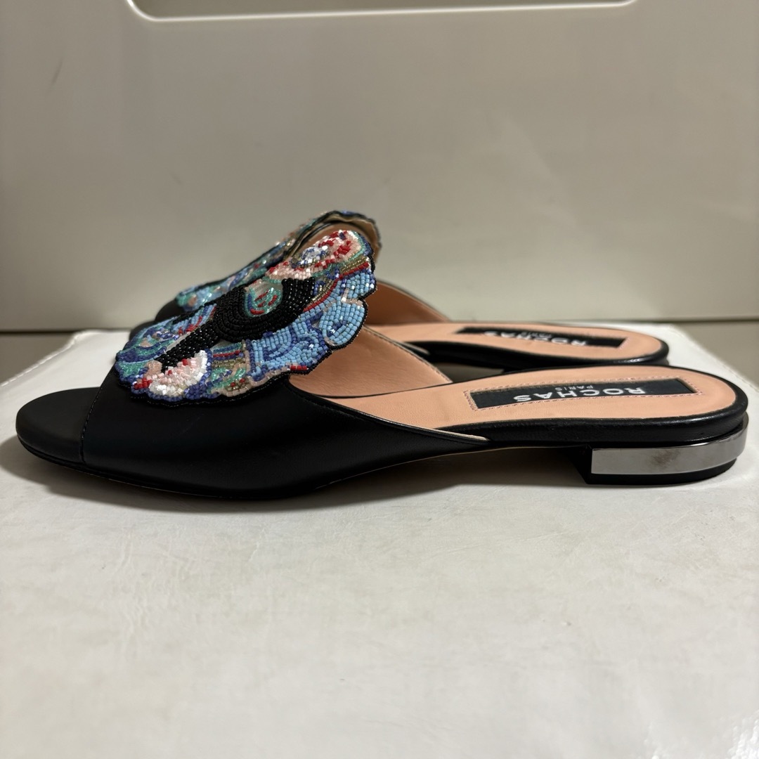 ROCHAS(ロシャス)のロシャス　ブラックレザー　ビーズ　ロゴ　デザイン　サンダル レディースの靴/シューズ(サンダル)の商品写真