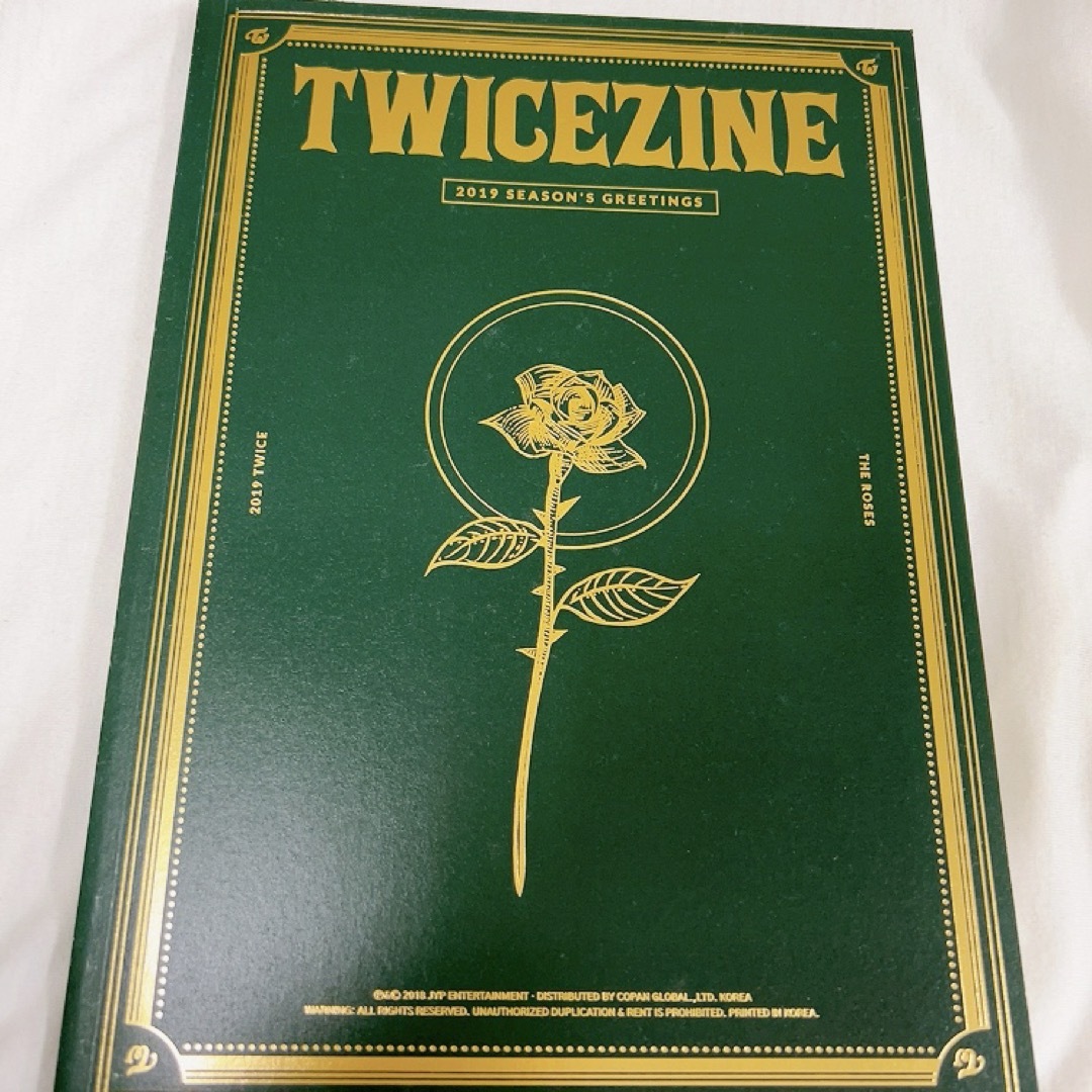 TWICE(トゥワイス)のTWICE 2019 韓国 シーグリ TWICEZINE フォトブック 写真集 エンタメ/ホビーのタレントグッズ(アイドルグッズ)の商品写真