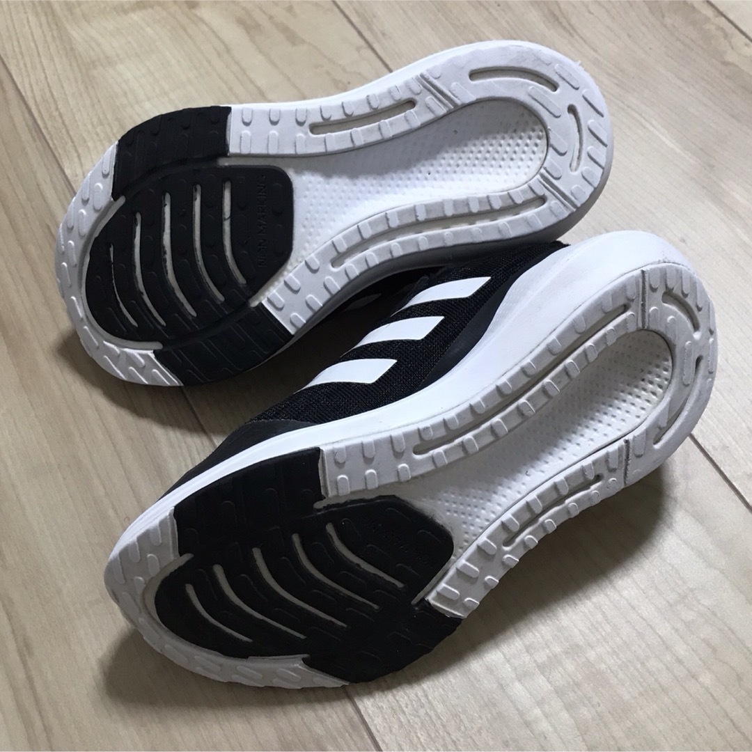 adidas(アディダス)のadidas   スニーカー   靴 キッズ/ベビー/マタニティのキッズ靴/シューズ(15cm~)(スニーカー)の商品写真