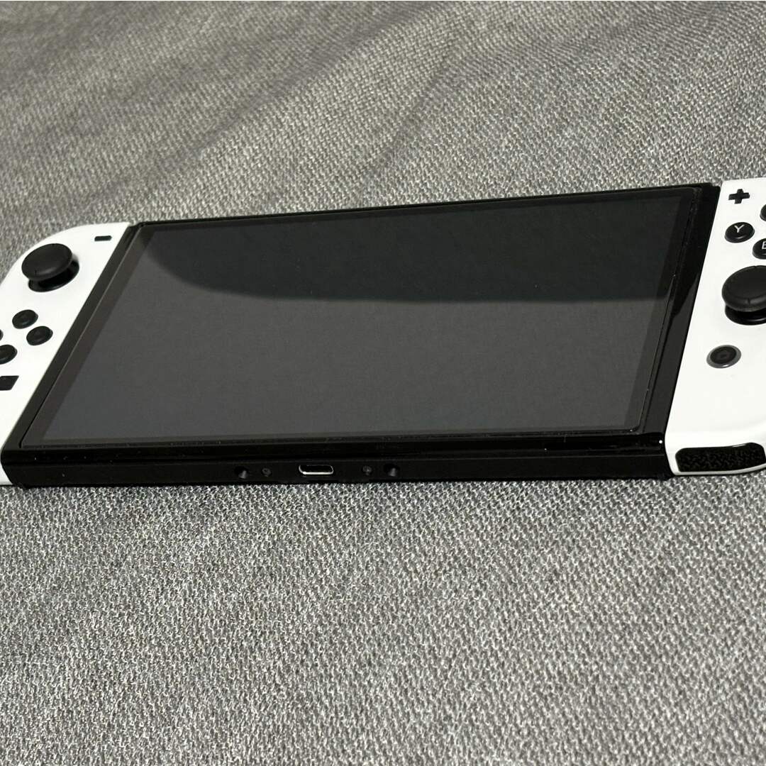 Nintendo Switch(ニンテンドースイッチ)の【極美品】Nintendo Switch  有機ELモデル ケース付き エンタメ/ホビーのゲームソフト/ゲーム機本体(家庭用ゲーム機本体)の商品写真