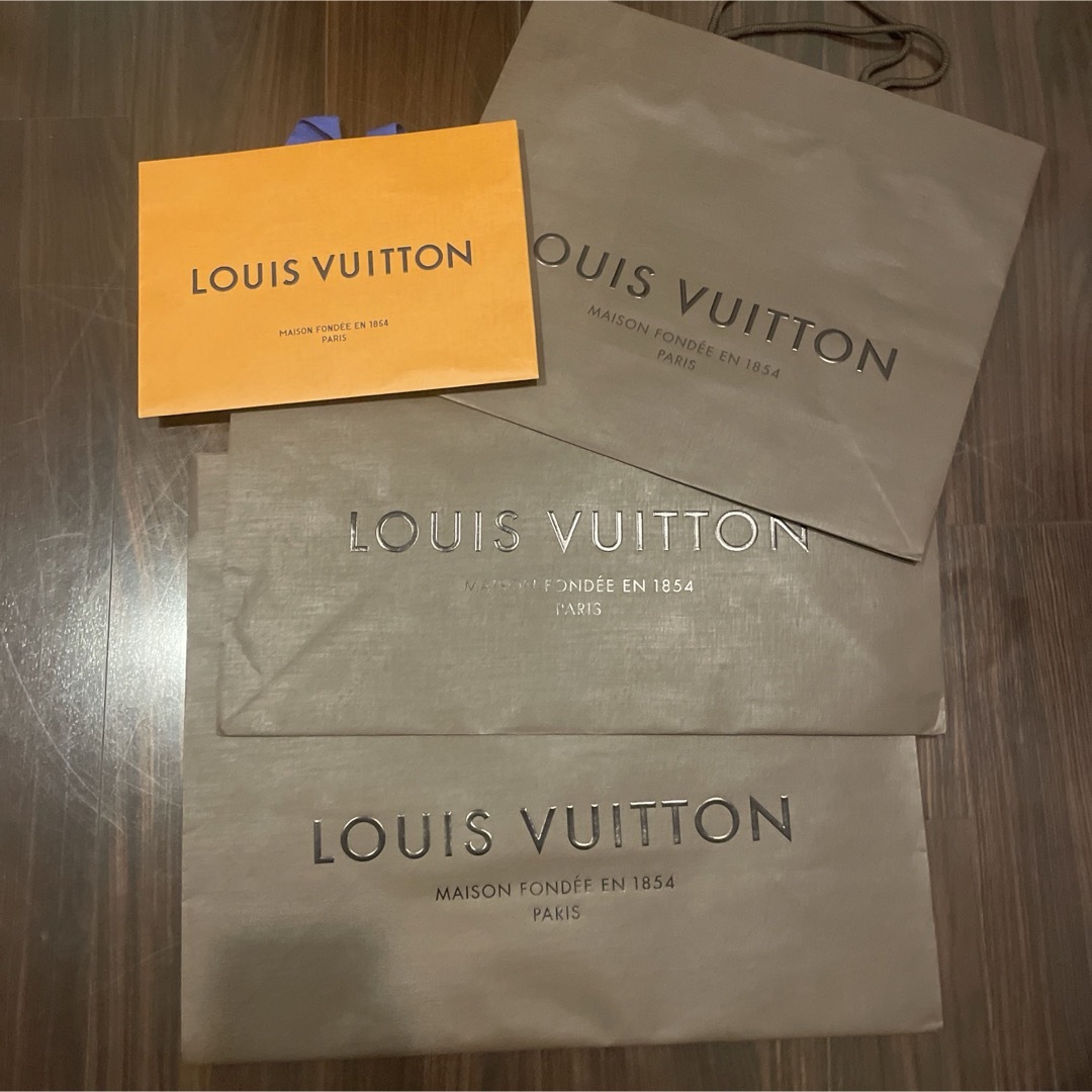 LOUIS VUITTON(ルイヴィトン)の紙袋　ショッピングバッグ　ルイヴィトン　4枚 レディースのバッグ(ショップ袋)の商品写真