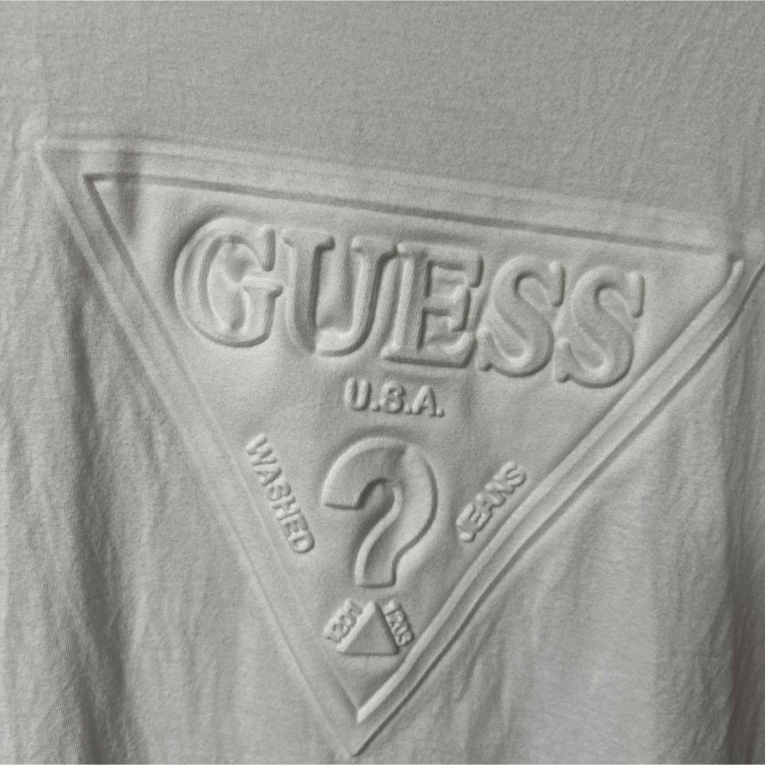 GUESS(ゲス)のGUESS ゲス 白 Tシャツ エンボス加工 S 難あり レディースのトップス(Tシャツ(半袖/袖なし))の商品写真