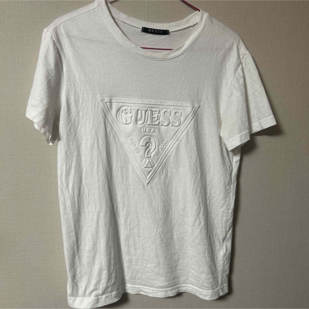 GUESS(ゲス)のGUESS ゲス 白 Tシャツ エンボス加工 S 難あり レディースのトップス(Tシャツ(半袖/袖なし))の商品写真