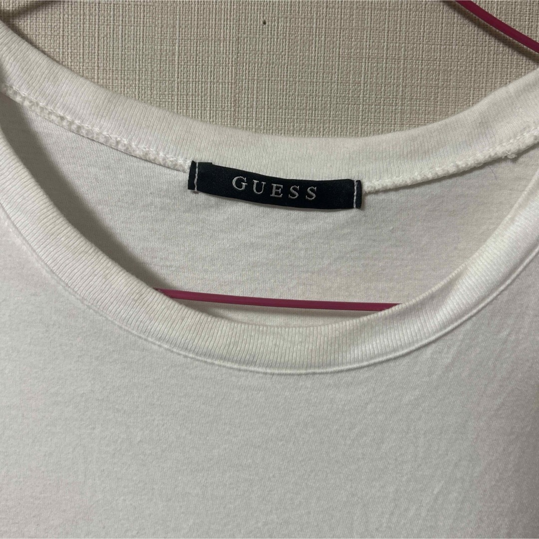 GUESS(ゲス)のGUESS ゲス 白 Tシャツ エンボス加工 S 難あり レディースのトップス(Tシャツ(半袖/袖なし))の商品写真