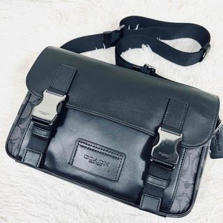 コーチ(COACH)の【美品】コーチ　メッセンジャーバッグ　シグネチャー　チャーム　レザー　ブラック(メッセンジャーバッグ)