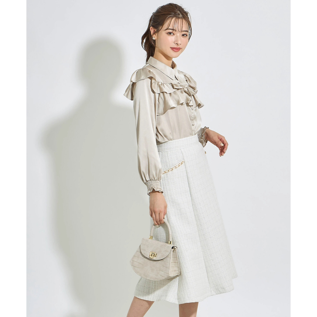 TOCCO closet(トッコクローゼット)のtocco フリル付き袖口シャーリングサテンブラウス レディースのトップス(シャツ/ブラウス(長袖/七分))の商品写真