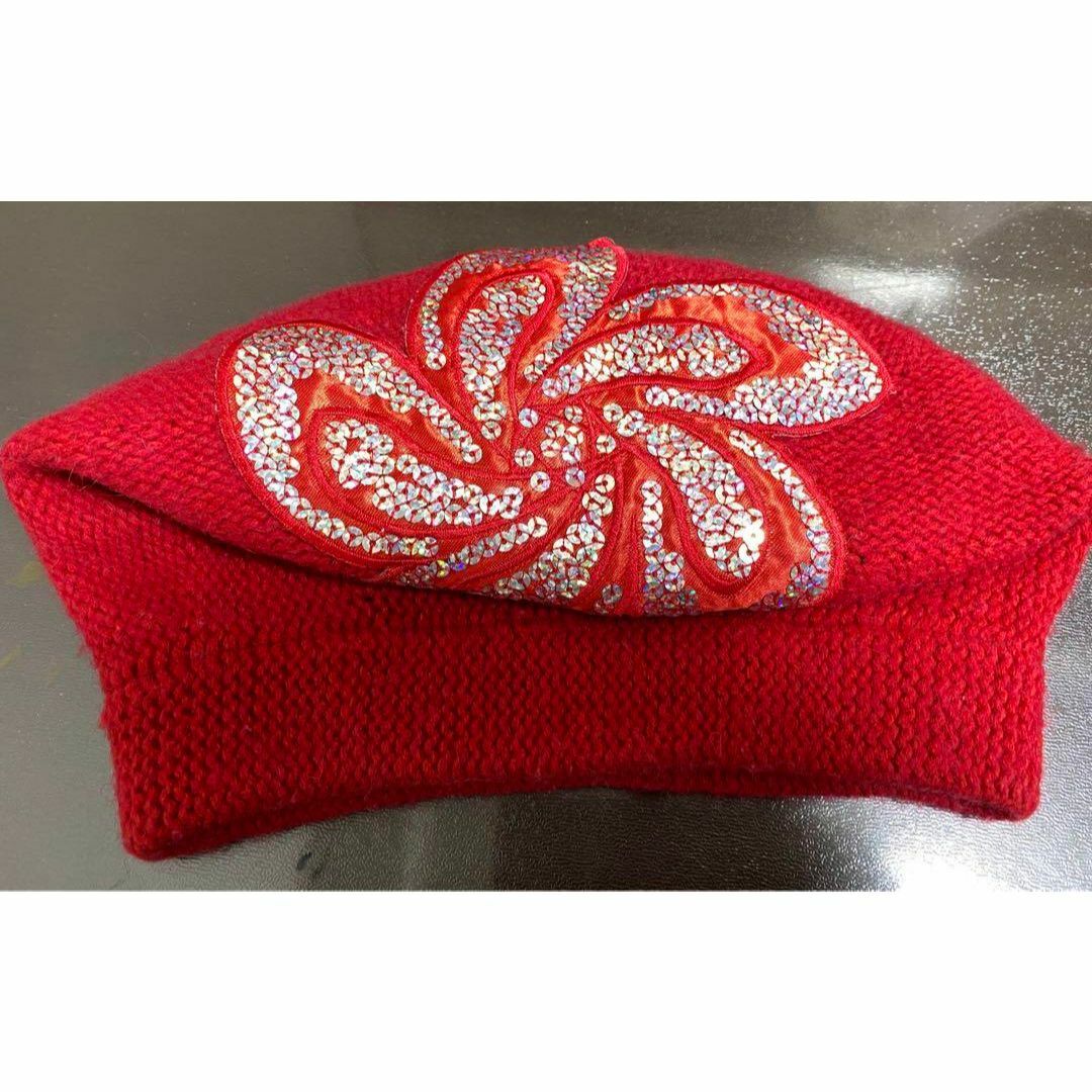X5060 可愛い帽子　お花付き　ベレー帽 赤 レディースの帽子(ハンチング/ベレー帽)の商品写真