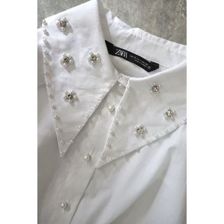 ザラ(ZARA)のZARA ビジュー付き　フリルカフスシャツ　パール　ブラウス(シャツ/ブラウス(長袖/七分))