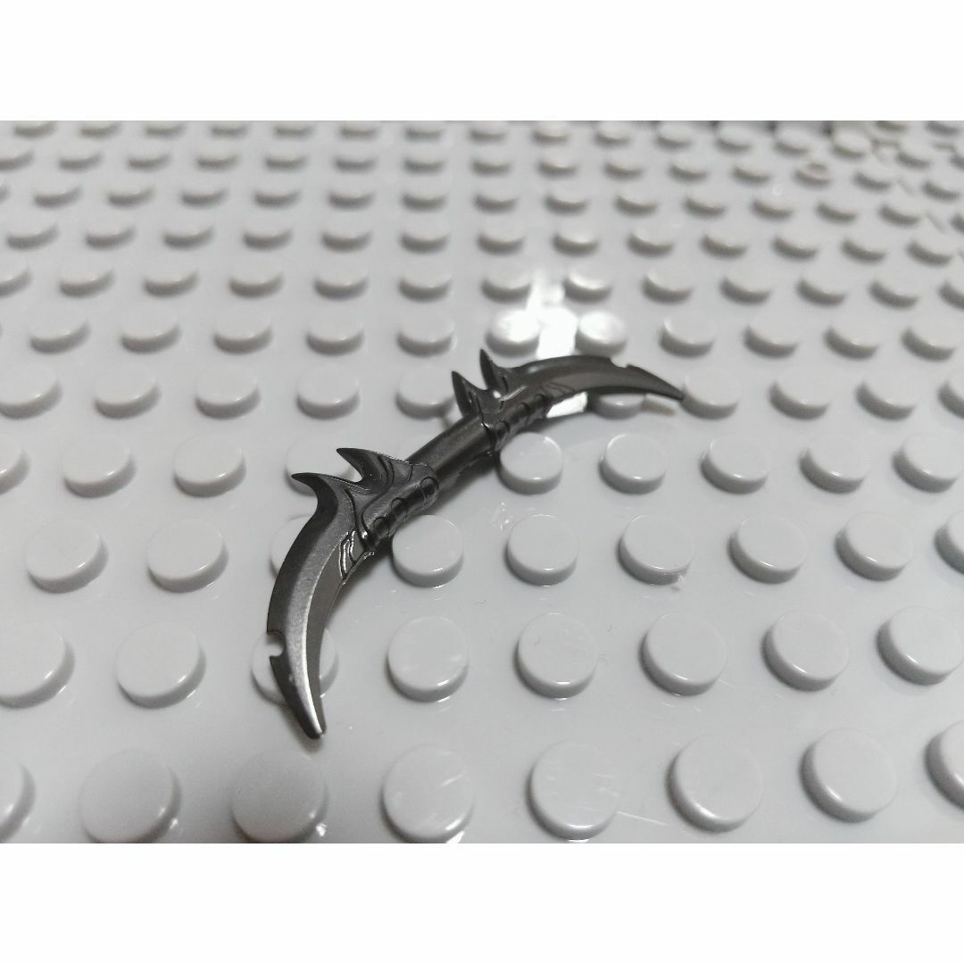 双刃刀　バトラフ　黒　LEGO互換　レゴ武器　インテリア　モンハン　両剣　弓 エンタメ/ホビーのフィギュア(SF/ファンタジー/ホラー)の商品写真