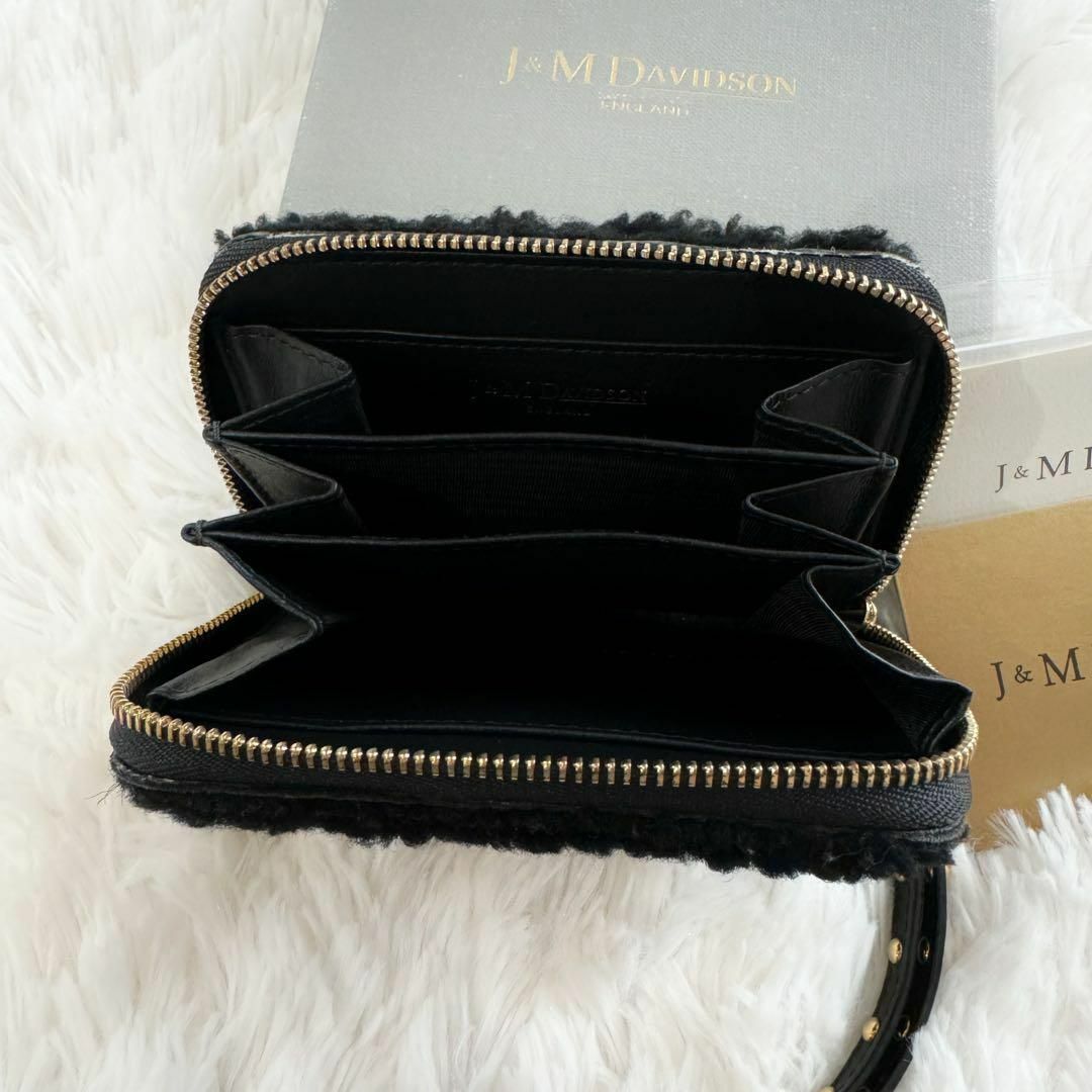 J&M DAVIDSON(ジェイアンドエムデヴィッドソン)のJ&M DAVIDSON ムートン コンパクトウォレット スタッズ ミニ財布 黒 レディースのファッション小物(コインケース)の商品写真
