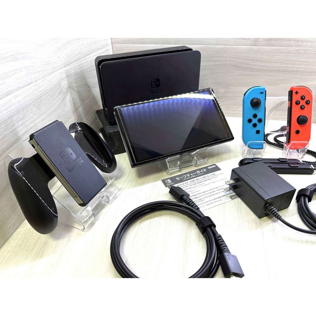 Nintendo Switch(ニンテンドースイッチ)の準美品！Nintendo Switch有機ＥＬ本体一式完全品 エンタメ/ホビーのゲームソフト/ゲーム機本体(家庭用ゲーム機本体)の商品写真