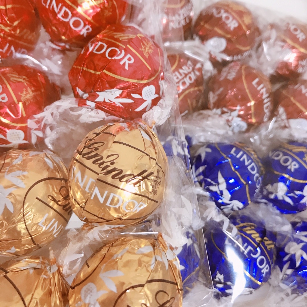 Lindt(リンツ)の【数量限定】★24個★【ゴールド】リンツ＊リンドール【コストコ＊Costco】 食品/飲料/酒の食品(菓子/デザート)の商品写真